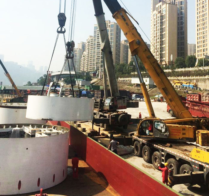 桂东吊车作业中