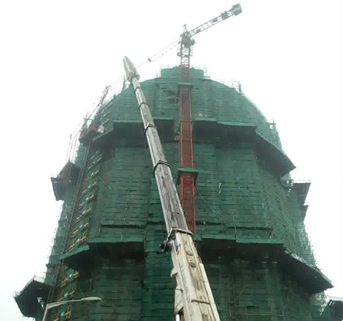 桂东吊车在工地上作业
